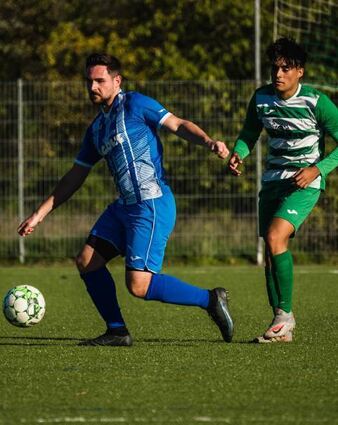 Jonas Heuser (l.) und der FVB II holten bislang 23 Punkte.