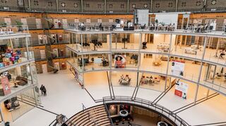 Früher ein Gefängnis, jetzt die neueste Hochschule der SRH: der Haarlem Campus mit markantem Kuppelbau in den Niederlanden.