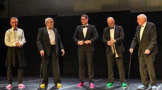 Mit farbigen Socken auf dem Tanzboden: Markus Haass (v.l.), Bert Siegelmann, Thomas Siffling, Marcus Fähnle und Achim Weizel auf der Bühne im Tanzhaus.