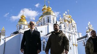 Joe Biden (l.) und Wolodymyr Selenskyj in Kiew vor dem Michaels-Kloster mit seinen vergoldeten Kuppeln.