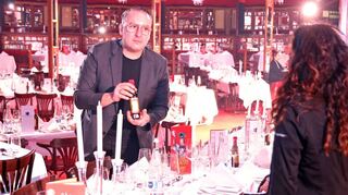 Restaurantleiter Raul Salazar (M.) und sein Team kontrollieren kurz vor Showbeginn, ob alle Tische im Palazzo-Spiegelzelt perfekt eingedeckt sind.