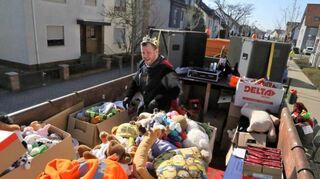 METADATEN aus dem DC-Upload-Tool:

Bildtext: Viele Plüschtiere hatte der Recyclinghof Friesenheimer Insel gesammelt.

Hochgeladen von:
Bernhard Haas / Redaktion (haas@b-haas.de)

Bildrechte:
1.) Ich bin berechtigt, die hochgeladenen Bilder der Mediengruppe Dr. Haas GmbH zur Verfügung zu stellen. Die Bilder dürfen in den gedruckten Ausgaben des "Mannheimer Morgen", "Südhessen Morgen", "Bergsträßer Anzeiger", "Schwetzinger Zeitung/Hockenheimer Tageszeitung" sowie "Fränkische Nachrichten" inklusive deren Internetauftritte (www.mannheimer-morgen.de, www.bergstraesser-anzeiger.de, www.schwetzinger-zeitung.de und www.fnweb.de)
2.) Es wird ein vollumfängliches einfaches Nutzungsrecht ohne zeitliche Beschränkung eingeräumt.
3.) Ich versichere, dass die abgebildeten Personen einer entsprechenden Veröffentlichung zugestimmt haben. Die Bilder dürfen bearbeitet und archiviert werden.

4.) Die Bilder dürfen in Social-Media-Kanälen wie Facebook und Instagram genutzt werden.

Nutzung: Kostenlos nutzbar

ID im DC-Upload-Tool: 30374