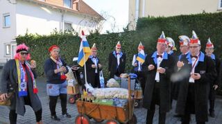 METADATEN aus dem DC-Upload-Tool:

Bildtext: Die Mitglieder des Turn- und Sportvereins Gau-Odernheim stärkten sich noch vor dem Umzug mit Fleischwurst und Weck.

Hochgeladen von:
Bernhard Haas / Redaktion (haas@b-haas.de)

Bildrechte:
1.) Ich bin berechtigt, die hochgeladenen Bilder der Mediengruppe Dr. Haas GmbH zur Verfügung zu stellen. Die Bilder dürfen in den gedruckten Ausgaben des "Mannheimer Morgen", "Südhessen Morgen", "Bergsträßer Anzeiger", "Schwetzinger Zeitung/Hockenheimer Tageszeitung" sowie "Fränkische Nachrichten" inklusive deren Internetauftritte (www.mannheimer-morgen.de, www.bergstraesser-anzeiger.de, www.schwetzinger-zeitung.de und www.fnweb.de)
2.) Es wird ein vollumfängliches einfaches Nutzungsrecht ohne zeitliche Beschränkung eingeräumt.
3.) Ich versichere, dass die abgebildeten Personen einer entsprechenden Veröffentlichung zugestimmt haben. Die Bilder dürfen bearbeitet und archiviert werden.

4.) Die Bilder dürfen in Social-Media-Kanälen wie Facebook und Instagram genutzt werden.

Nutzung: Kostenlos nutzbar

ID im DC-Upload-Tool: 30373
