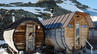 Schwitzen im Saunafass am Gletscher: Dass deshalb rund um die Schutzhütte halbnackte Leute rumlaufen, gefällt hier nicht jedem.