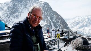 Rundum zufrieden: Hüttenwirt Paul Grüner in seinem Lieblingsbüro – auf der Terrasse seiner Hütte.