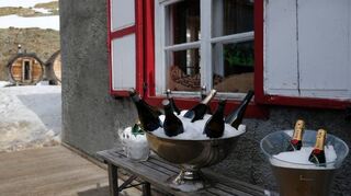 Champagner statt Weißbier – auf der Bella-Vista-Hütte geht es mondän zu.