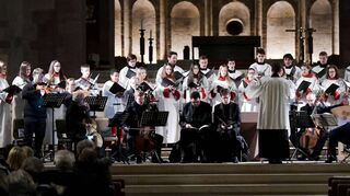 „Cantate Domino“ im Chorraum des Speyerer Doms. Orchestermusiker und die verschiedenen Chöre wirken zusammen und bereiten Klangerlebnisse.