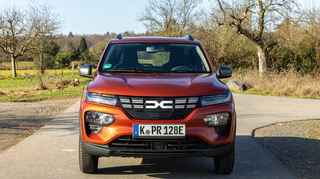 mid Dreieich - Das neue Dacia Logo ziert auch unser Testfahrzeug bereits an der Front.