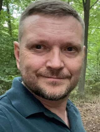 Der 44-jährige Andrey Luzhbin spürt die innere Zerrissenheit.