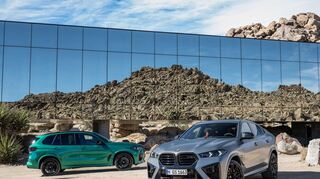 mid Groß-Gerau - Mit umfangreichen Neuerungen in den Bereichen Performance, Präsenz und Digitalisierung schärft die BMW M GmbH das Profil ihrer High-Performance-Automobile im Oberklasse-Segment der Sports Activity Vehicles und Sports Activity Coupes.