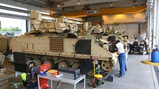 Auf dem Mannheimer US-Gelände Coleman wird im Jahr 2015 ein Panzer des Typs "M2 Bradley" gewartet.