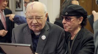 Michail Gorbatschow (links, 1931-2022), ehemaliger Präsident der Sowjetunion, und Klaus Meine, Sänger der Band Scorpions, unterhalten sich auf einem Treffen in der Gorbatschow-Stiftung 2019  in Moskau. Anlass war der 30. Jahrestag des Mauerfalls