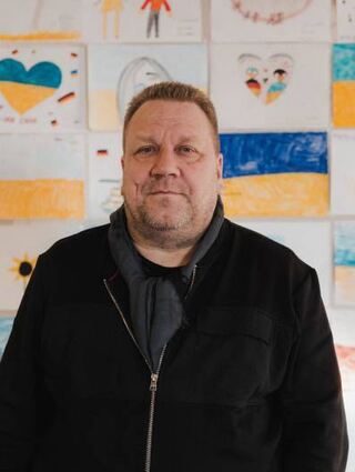 Matthias Schimpf, Beigeordneterim Kreis Bergstraße (u.), ist bei der Verwaltung für die Unterkunft verantwortlich. Er sagt: „Wir sind am Limit.“