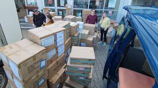 Viel Organisation für viele Kartons: Der Stadtteilverein bringt die Spenden an die polnisch-ukrainische Grenze, von wo aus sie ins Land gebracht werden.