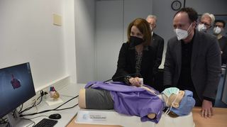 Wissenschaftsministerin Petra Olschowski am Ultraschallsimulator: Wie das funktioniert, hat ihr der Leiter des Lernkrankenhauses, Jens Kaden, gezeigt.