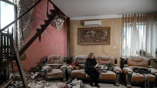 Die Witwe Aljona Lapchuk in ihrem zerstörtem Haus in Cherson.