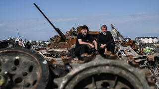 Fotograf Reto Klar (l.) und Jan Jessen im April 2022 in Butscha.