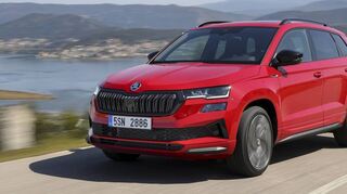 In der Sportline-Ausführung des Skoda Karoq glänzen Kühlergrill, Außenspiegel, Fenstereinfassungen und Dachspoiler in Schwarz.