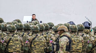 Wolodymyr Selenskyj, Präsident der Ukraine, spricht bei einer Militärparade vor der Sophienkathedrale zu den Soldaten