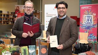 Freuen sich auf das Zusammenspiel von Literatur und Pflanzen: Bürgermeister Dirk Grunert (l.) und Stadtbibliotheksleiter Yilmaz Holtz-Ersahin.