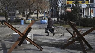 Ein Anwohner geht in Orichiw in der Ukraine eine Straße entlang. China hat einen Friedensplan zur Beilegung des Ukraine-Kriegs vorgestellt.