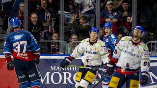 Stefan Loibl #13 / Adler Jubel nach dem 2-2 , Adler Mannheim- Eisbären Berlin, DEL Eishockey Adler Mannheim 22/23, © Copyright: AS Sportfoto / Soerli Binder, www. as-sportfoto.de,
