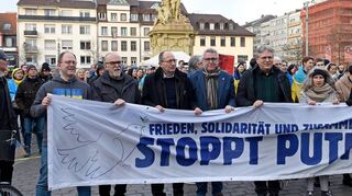 Stehen zusammen: die Kandidaten für die Oberbürgermeisterwahl Christian Specht (CDU, 3. v.l.), Thorsten Riehle (SPD, M.) und Raymond Fojkar (3. v.r.) gemeinsam mit Stadträtinnen und Stadträten.