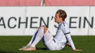 Mannheims Bentley Baxter Bahn sitzt nach der 0:4-Pleite niedergeschlagen auf dem Rasen.
