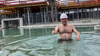 Bürgermeister testet Therme: Christoph Glogger in Bad Dürkheim.