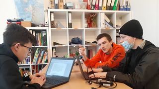 Max Hohmann (hinten rechts) beim Unterricht mit Justin (l.) und Mirko. Beide bereiten sich im „anderen SchulZimmer“ in der Waldhofstraße 142 auf ihren Hauptschul-Abschluss vor.