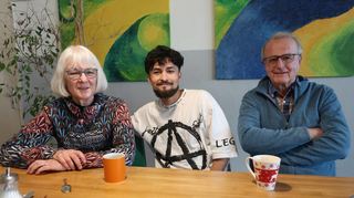 Yahya Ekhthiari (M.), der 2015 aus Afghanistan flüchtete, mit seinen beiden Unterstützern, Tessie Voget-Sendler und Alexander Sendler.