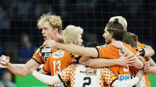 Am Ende jubelten die Berliner: In einem hochklassigen Finale setzten sich die Volleys um Nationalspieler Anton Brehme (links) gegen Düren durch.