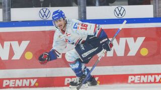 Markus Eisenschmid sorgte mit seinem Tor 1,2 Sekunden vor dem Ende der regulären Spielzeit dafür, dass die Adler nicht mit leeren Händen nach Hause fuhren.