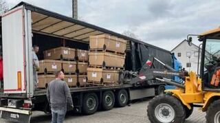 Der Lastwagen mit Hilfsgütern für die Ukraine wird beladen.