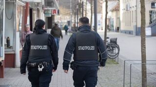 Den öffentlichen Raum im Blick: Beamte der Viernheimer Stadtpolizei beim Streifengang in der Fußgängerzone.
