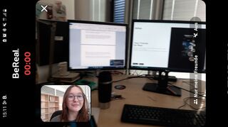Und so sieht quasi die Rückseite aus - ein kleines Bild von der fotografierenden Person und im großen Screen das festgehaltene Bild.