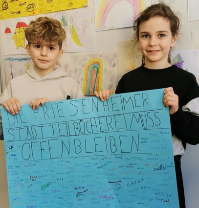 Die beiden Schülersprecher der Luitpoldschule, Salvatore und Alena, haben gegen die Schließung der Stadtteilbibliothek Unterschriften gesammelt.