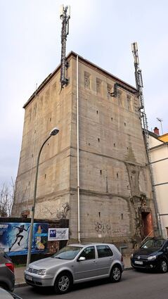 Der Bunker in der Schanzstraße 69 und das daneben liegende Grundstück (l.) sollen verkauft werden.