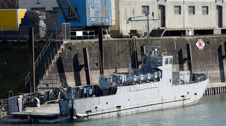 Im Verbindungskanal unterhalb vom Parkring, im alten Zollhafen, liegt das frühere Landungsboot „Zander“.