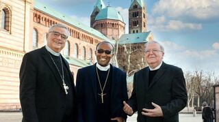 Die Bischöfe vor dem Dom zu Speyer (v. l.): Dr. Karl-Heinz Wiesemann, Dr. Edouard Sinayobye und Weihbischof Otto Georgens.