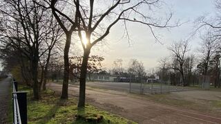 Auf dem bisherigen Außensportplatz sollte der Neubau eigentlich entstehen.