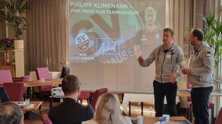 Business-Frühstück im Achat-Hotel in Reilingen: Der SV Sandhausen hat seine Partner zu einem besonderen Netzwerk-Event eingeladen. Dabei erzählt Teammanager Philipp Klingmann (rechts daneben Markus Beer) von seinen Aufgaben.