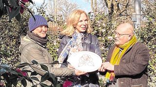 Parkdirektor Joachim Költzsch (v.r.), Anke Koschitz von der International Camellia Society und die Chef-Gärtnerin des Luisenparks, Ellen Oswald.