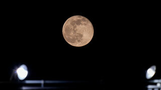 Das Flutlicht brennt bei Vollmond wie bei inzwischen jedem Spiel.