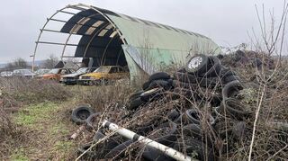 Ein Foto aus dem Januar dieses Jahres: Immer noch stehen rund 70 Fahrzeuge auf dem Gelände des Autofriedhofs in Neu-Edingen.