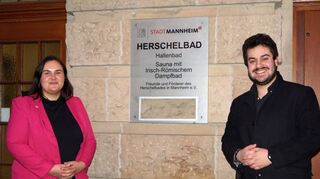 Isabel Cademartori und Hamun Zourmand vor dem Eingang zum Herschelbad.