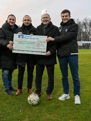 Auch Drittligist SV Waldhof hatte einen Spendenscheck dabei.