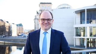 Am Mittwoch hatte Alexander Föhr (CDU) seinen ersten Tag als Bundestagsabgeordneter. Im Hintergrund sind die Spree und der Reichstag zu sehen.