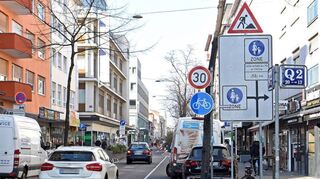 An der Einfahrt zur Fressgasse weist ein Schild darauf hin, dass es weiter hinten nicht mehr geradeaus weiter geht.