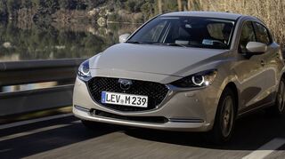 Die Front des Mazda2 wird bald schärfer gezeichnet – alles darunter bleibt gleich.